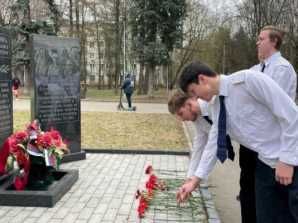 thumb_165_465 image Цветы в память о жертвах нацизма